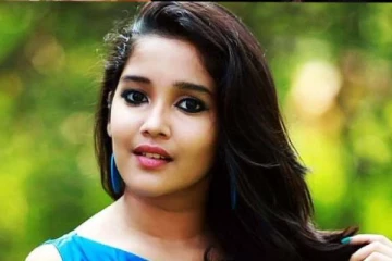 17 வயது அஜித் ரீல் மகள் அனிகாவா இது? நயன்தாராவுக்கே டஃப் கொடுக்கும் போட்டோஷூட்