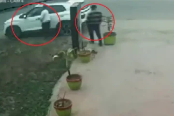 காரில் இருந்த பெண்ணைக் கடத்த முயன்ற நால்வர்! வைரலாகும் வீடியோ