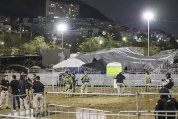 மெக்சிகோவில் ஜனாதிபதி பிரச்சார மேடை சரிந்து விழுந்ததில் 9 பேர் உயிரிழப்பு