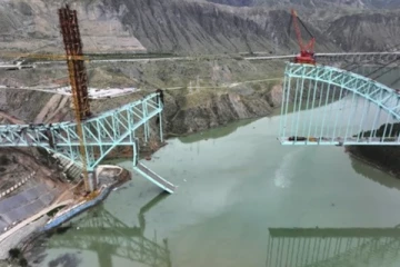 திடீரென இடிந்து விழுந்த தொடருந்து பாலம் ; 12 பேர் பலி