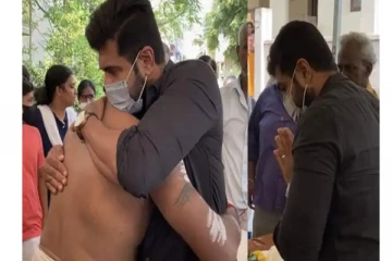 ஒளிப்பதிவாளர் தந்தை திடீர் மரணம் - ஆறுதலாக உடன் நின்ற அருண் விஜய் - புகைப்படங்கள் வைரல்