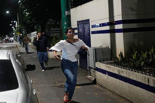 வெனிசுலா மீது வான்வழித் தாக்குதல்களைத் தொடங்கிய அமெரிக்கா? இருளில் மூழ்கிய நகரம் | Us Carried Out Airstrikes வெனிசுலா மீது வான்வழித் தாக்குதல்களைத் தொடங்கிய அமெரிக்கா? இருளில் மூழ்கிய நகரம் | Us Carried Out Airstrikes