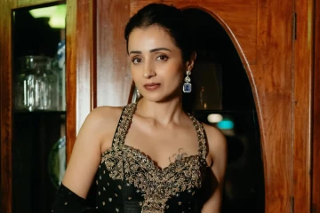 கருப்பு நிற உடையில் நடிகை திரிஷா வெளியிட்ட புகைப்படங்கள்.. இதோ பாருங்க
