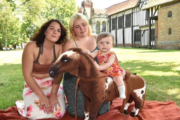 15 வயதில் தாய்; 30 வயதிலேயே பாட்டி - கருக்கலைப்பு? பெண் அதிர்ச்சி தகவல் | One Of The Britain Youngest Grandmother At 33