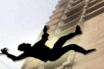 மருத்துவமனையின் மூன்றாவது மாடியில் இருந்து விழுந்தவர் பலி ; குதித்தாரா...விழுந்தாரா