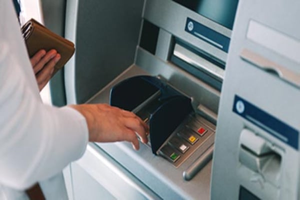 தென்னிலங்கையில் ஏ.ரி.எம் இயந்திரங்களில் கொள்ளையிடும் மர்ம நபர் | Warning For Old People In Sri Lanka