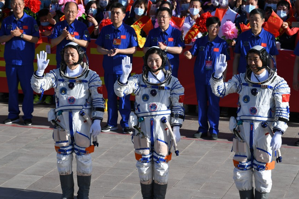 மூவரை விண்வெளிக்கு அனுப்பியது சீனா | China Sent Three People Into Space