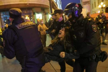 புடின் அதிரடி உத்தரவு!!! ரஷ்யா முழுவதும் வெடித்த போராட்டம் - நூற்றுக்கணக்கானோர் கைது