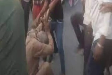 நடுரோட்டில் வைத்து பொலிஸ்காரர் மீது பயங்கர தாக்குதல்: வைரலாகும் வீடியோ