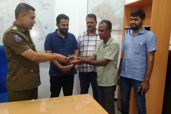44000 ரூபா அடங்கிய பணப்பையை தவறவிட்ட சாரதி - சுகாதார சேவைகள் பணிப்பாளரின் உன்னத செயல் | Wallet Found On The Street Was Handed Over Owner