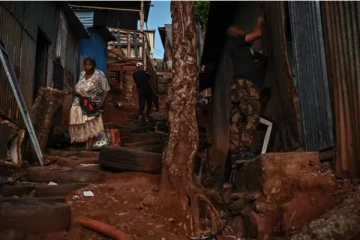 புலம்பெயர்ந்தோர் வாழும் வீடுகளை இடிக்கும் பணி துவக்கம்: பிரெஞ்சுத் தீவில் பொலிசார் குவிப்பு