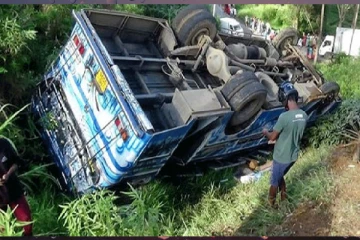 சீரற்ற காலநிலை - வயல்வெளிக்குள் கவிழ்ந்தது பேருந்து