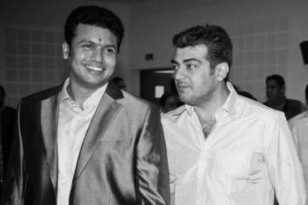 இறந்த தனது நண்பன் வெற்றி துரைசாமி உடலுக்கு அஞ்சலி செலுத்த வந்த அஜித்.. கண்கலங்க வைக்கும் வீடியோ இதோ | Ajith Pays His Last Respect To Vetri Duraisamy