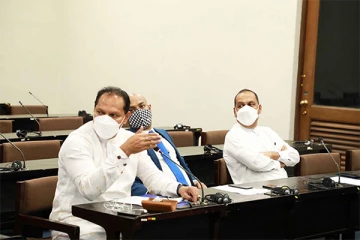 உள்ளூராட்சி மன்ற ஆசனங்கள்  குறைக்கப்படவேண்டும் என்று  தெரிவுக்குழுவில் பரிந்துரை