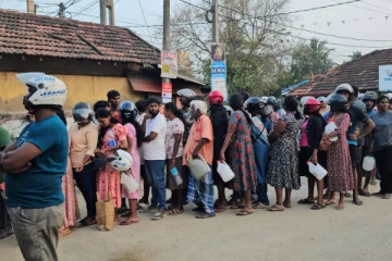 போர் பதற்றத்தால் யாழிலும், மட்டக்களப்பிலும் குவிந்த மக்கள் ; களத்தில் பொலிஸார்