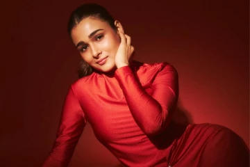 சிகப்பு நிற ஆடையில் அசத்தலான போட்டோஷூட்.. நடிகை ஷாலினி பாண்டே வெளியிட்ட புகைப்படங்கள்