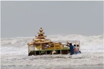 நடுக்கடலில் மிதந்து வந்த தங்க தேர்? கரைக்கு கொண்டுவந்த மீனவர்கள்