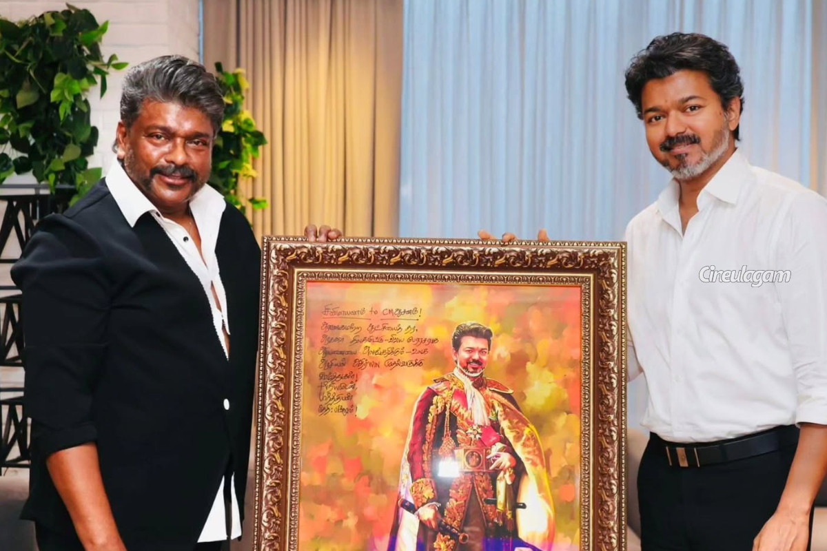 CM விஜய்க்கு நடிகர் பார்த்திபன் கொடுத்த வித்தியாசமான பரிசு! என்னனு பாருங்க | Actor R Parthiban Meets Cm Vijay