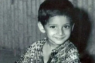 இந்த புகைப்படத்தில் இருக்கும் முன்னணி நடிகர் யார் தெரியுமா, இதோ பாருங்க