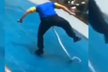 பாம்பிடம் வம்பிழுத்த நபர்! கடும் கோபத்தில் பழிதீர்த்த சோகம்: அதிர்ச்சி காட்சி