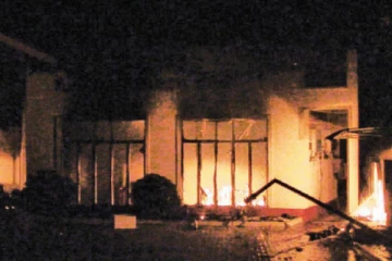 முன்னாள் அமைச்சரின் வீட்டுக்கு தீ வைத்த பிரபல வர்த்தகர்