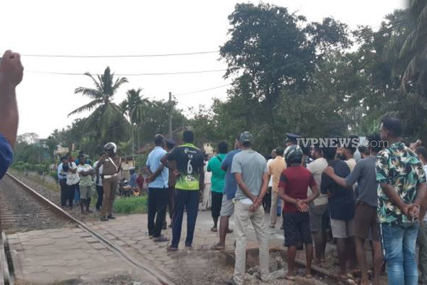 புகையிரத கடவையில் மோட்டார் வண்டி மோதி இருவர் பலி | Two People Killed Motorcycle Railway Cross Gampaha