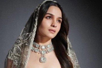 பாலிவுட் நடிகை ஆலியா பட்டின் லேட்டஸ்ட் பேஷன் ஷோ புகைப்படங்கள்