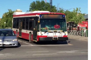 கனடாவின் ரொறன்ரோவில் பேருந்து மீது நள்ளிரவில் அதிவேகமாக வந்து மோதிய கார்! உள்ளிருந்தவர்களின் நிலை என்ன?