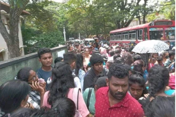 பேராதனை பல்கலைக்கழகத்திற்கு படையெடுத்த மக்கள்..!