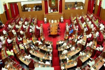 சபாநாயகரை நோக்கி செருப்பு, மைக், குப்பைக் கூடையை வீசிய பாஜக எம்.எல்.ஏக்கள்! 3 பேரை சஸ்பெண்ட் செய்து உத்தரவு!