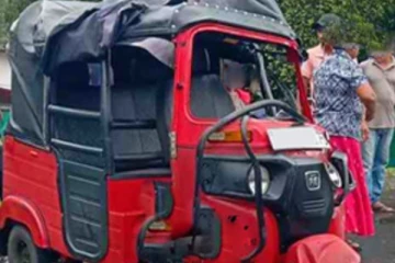 ஒன்றுடன் ஒன்று மோதிய முச்சக்கரவண்டிகள் : மூவர் படுகாயம்