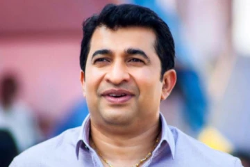 රාජ්ය ඇමති රොෂාන්ගේ නිවසට ගල්මුල් ප්රහාර - විරෝධතාකරුවන් හා දැඩි උණුසුම්කාරී තත්ත්වයක්..(VIDEO)