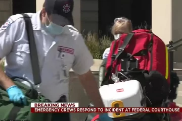 குற்றவாளி என தீர்ப்பளிக்கப்பட்டதால் நபர் செய்த பயங்கர செயல்: நீதிமன்றத்தையே பரபரப்படைய செய்த சம்பவம்