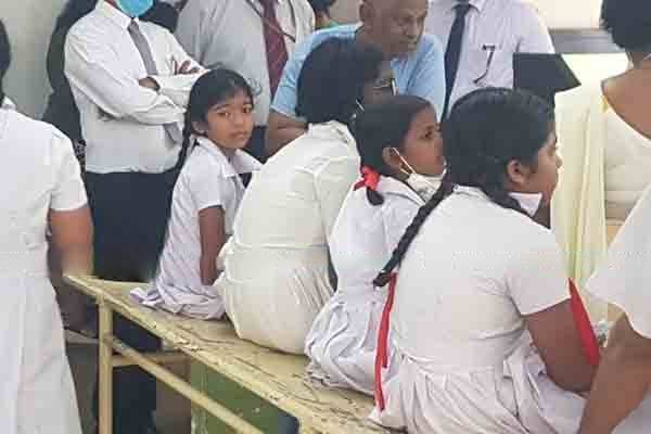 இரசாயன தொழிற்சாலை தீ விபத்து; 120 க்கும் மேற்பட்ட மாணவிகள் வைத்தியசாலையில் அனுமதி | More Than 120 Students Admitted Ragama Hospital