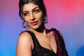 சேலையில் இவ்ளோ கவர்ச்சியா.. யாஷிகா ஆனந்த் ஹாட் போட்டோஷூட்