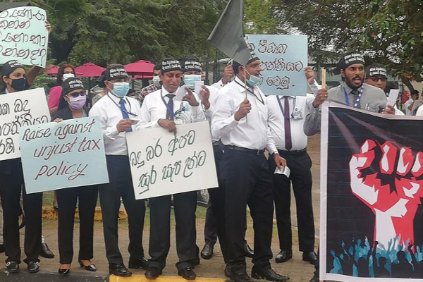 வரிக்கு எதிராக கிளர்ந்தெழுந்த கட்டுநாயக்க பணியாளர்கள்(படங்கள்) | Katunayake Workers Revolted Against The Tax