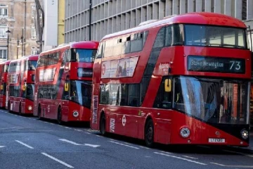 லண்டன் பேருந்தில் 4 இளம் பெண்களின் அட்டகாசம்: மது போத்தலால் பயணியை பதம்பார்த்த கொடூரம்