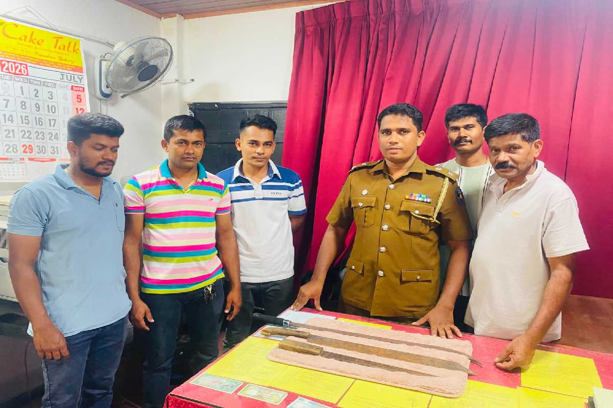 மட்டக்களப்பில் வாள் வெட்டு குழுவைச் சேர்ந்த இருவர் வாள்களுடன் கைது ! | Two Members Sword Cutting Group Arrested In Batti
