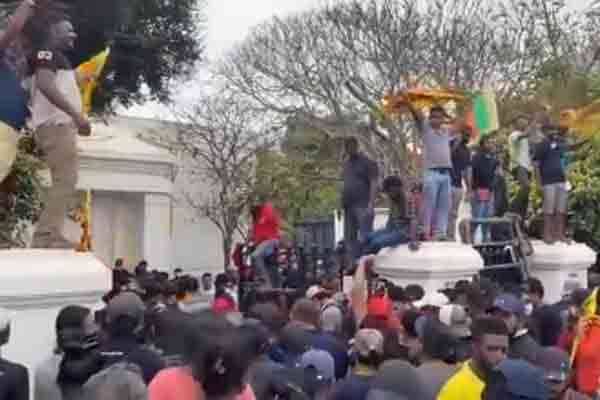 அலரிமாளிகையையும் முற்றுகையிட்ட போராட்டகாரர்கள்! | Protesters Besieged Alarimalika