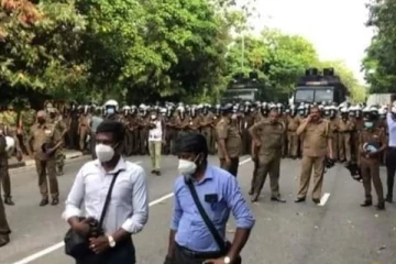 கல்வி அமைச்சிற்கு முன்னால் பதற்ற நிலை - பாதுகாப்பு அரண் போட்ட போலிஸார்
