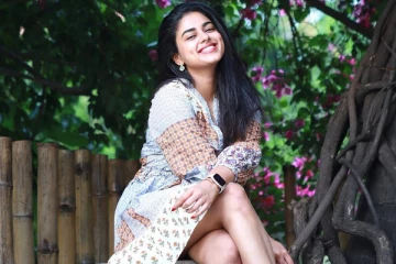 வெந்து தணிந்தது காடு நடிகையா இப்படி.. சித்தி இத்னானி ஹாட் போட்டோஷூட்