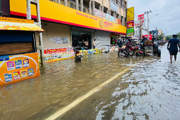 மீண்டும் வழமைக்கு திரும்பிய A-09 வீதியின் போக்குவரத்து! | A 09 Road Between Kandy Jaffna Reopened