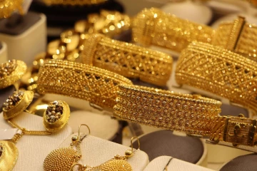 දවස් ගාණකට පස්සේ රත්තරන් ගැන මෙන්න සුබ ආරංචියක් - අද බැහැපු රන් මිල