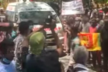 கொழும்பு வீதியில் பொலிஸாரின் செயலால் ஆத்திரமடைந்த மக்கள்!