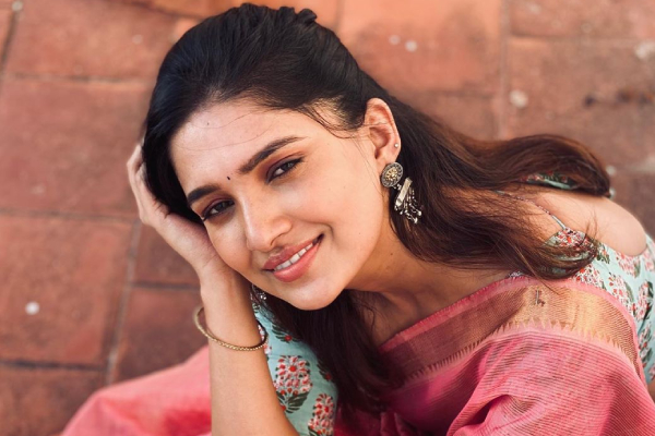 பல நடிகர்களுடன் நெருக்கமாக இருக்கும் வாணி போஜன்.. லிஸ்ட் பெருசா போகுதே | Vani Bhojan Affair With Few Actors