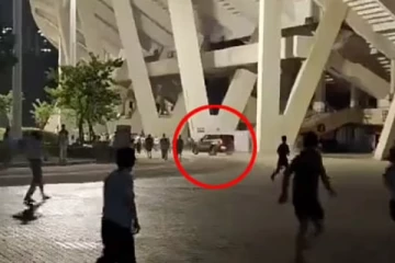 மனைவி உடன் விவாகரத்து - 32 பேரை கார் ஏற்றி கொன்ற முதியவர்