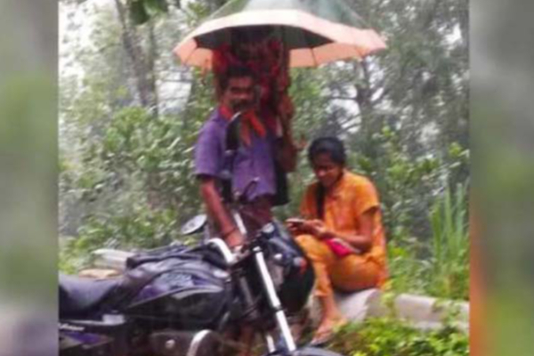கொட்டும் மழையில் மகளுக்காக தந்தை செய்த காரியம்... தந்தையர் தினத்தில் வைரலாகும் புகைப்படம் | Father Hold Umbrella To Daughter