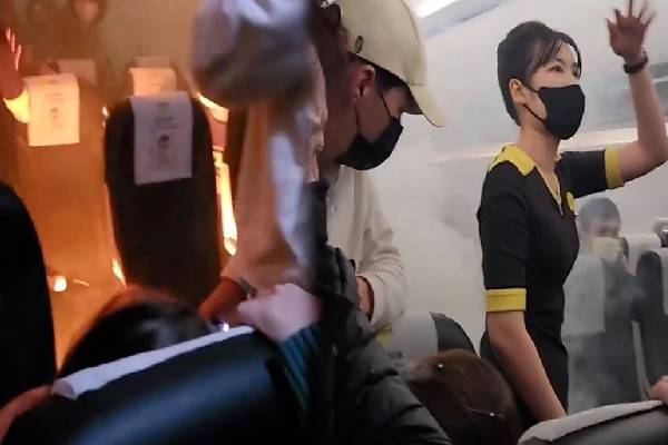 விமானத்தில் தீப்பிடித்த பவர் பேங்க்.. பதறிய பயணிகள் : வைரலாகும் வீடியோ | Power Bank Fire Singapore Flight Passengers Panic விமானத்தில் தீப்பிடித்த பவர் பேங்க்.. பதறிய பயணிகள் : வைரலாகும் வீடியோ | Power Bank Fire Singapore Flight Passengers Panic