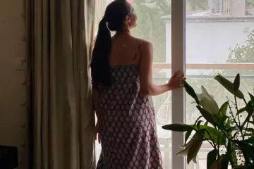 குட்டை ஆடையில் பீச் ஓரம் போஸ் கொடுக்கும் விஜய் பட நடிகை.. கிறங்கும் இளசுகள்