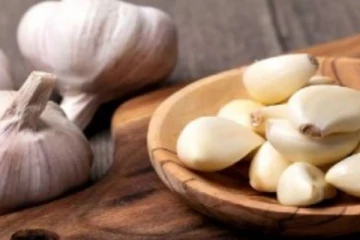 தினமும் காலையில் வெறும் வயிற்றில் ஏன் பூண்டு சாப்பிடணும்? யாரெல்லாம் சாப்பிட கூடாதுனு தெரியுமா?